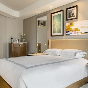 Downtown House One King Bed Roll Shower Balcony Mobility Accessible